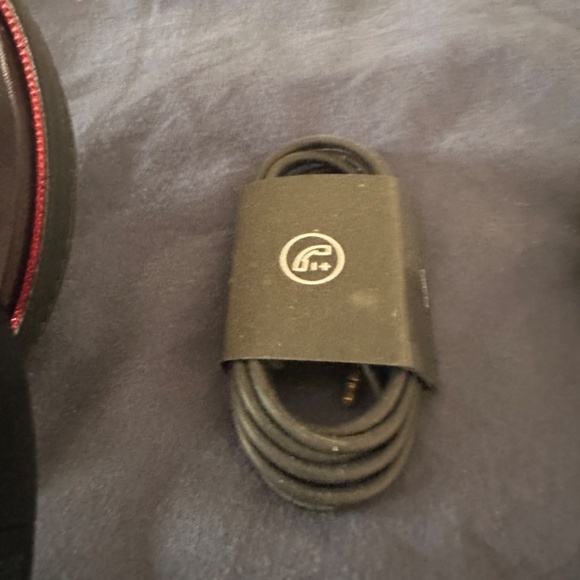 Beats Studio 3 Headphones - Picture 2 of 4